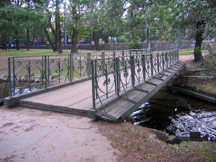 52.jpg - мост в Лапухинском саду ( на карте )