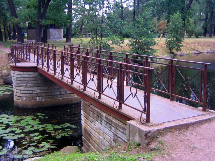 Мост в Лапухинском Саду